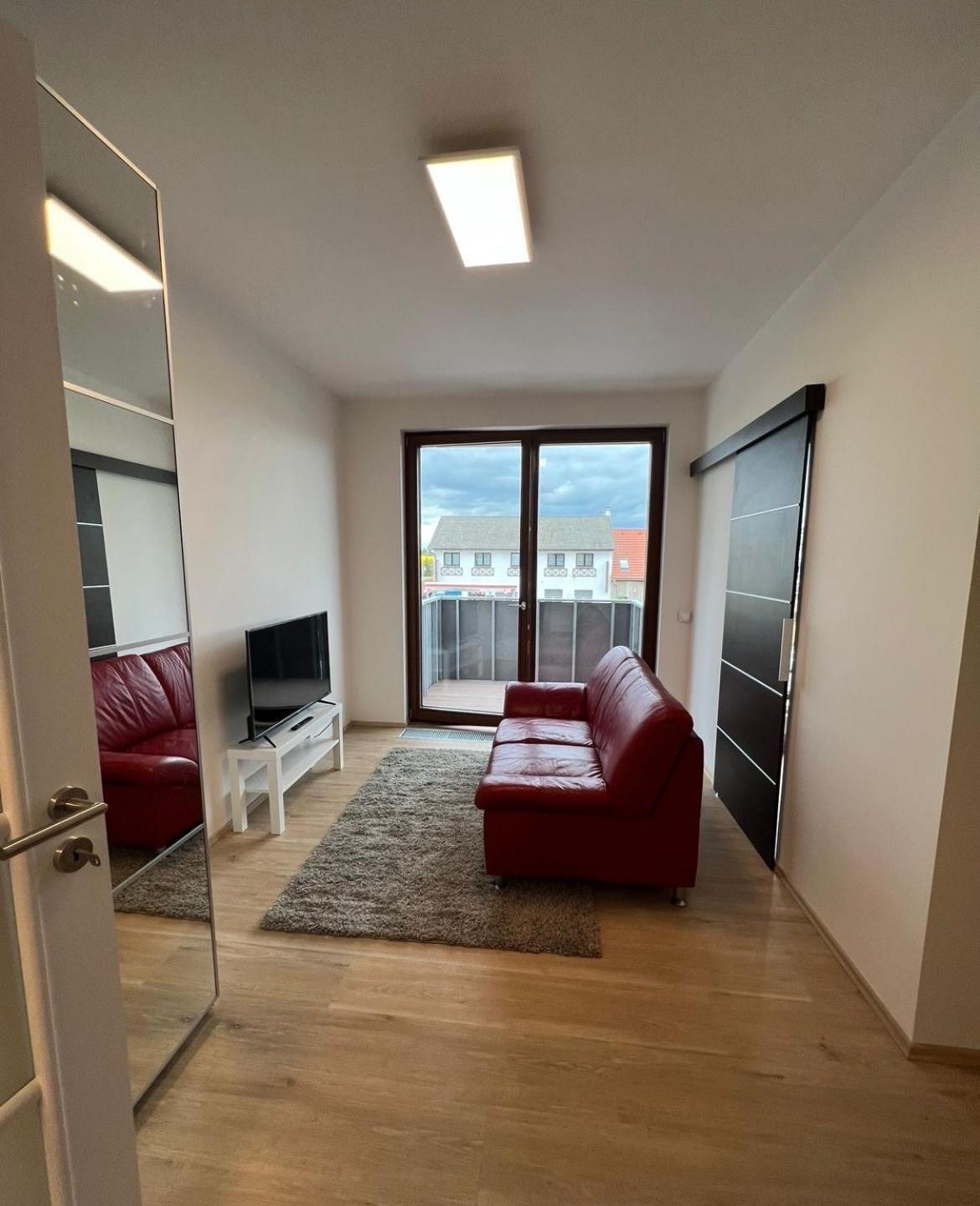 Bright & Cosy 1-bedroom With Balcony Apartment Prag