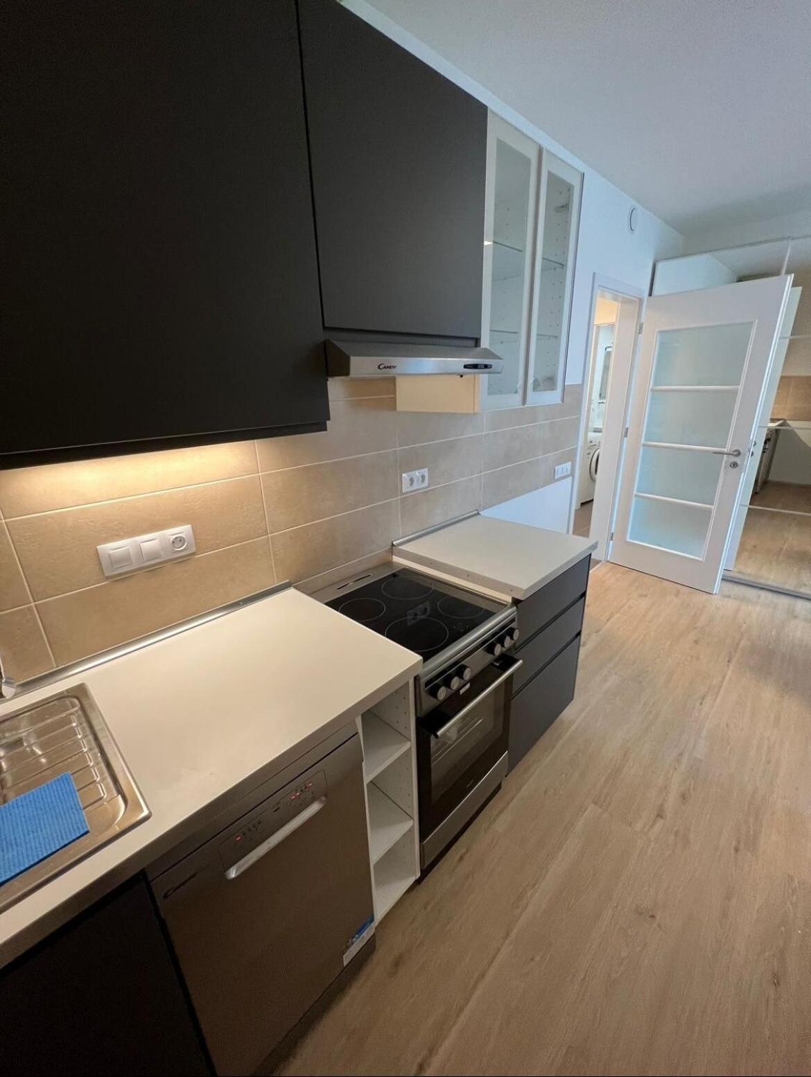 Daire Bright & Cosy 1-bedroom With Balcony *